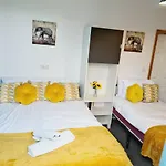 Sheridan House - Self Contain Flats Long Or Short Stay Special Rate Available