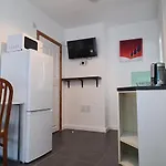 Sheridan House - Self Contain Flats Long Or Short Stay Special Rate Available